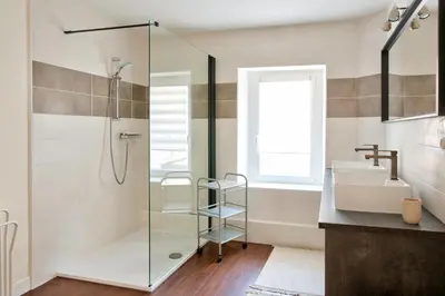 Salle de bains dans l'établissement À 100m du port de Loctudy, bel appartement pour 6