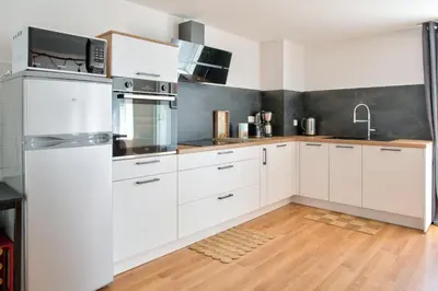 Cuisine ou kitchenette dans l'établissement À 100m du port de Loctudy, bel appartement pour 6