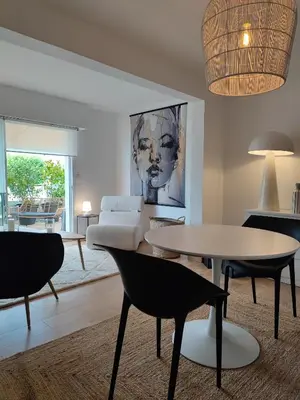 Coin salon dans l'établissement La suite appartement plages et centre ville a pied