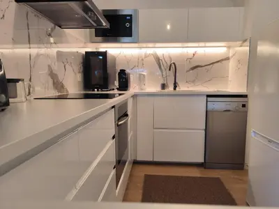 Cuisine ou kitchenette dans l'établissement La suite appartement plages et centre ville a pied
