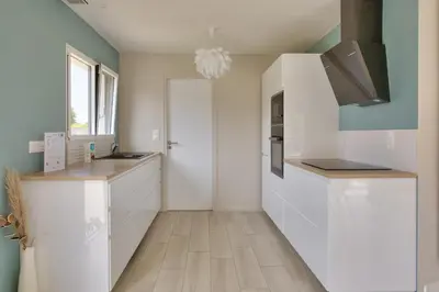 Cuisine ou kitchenette dans l'établissement Maison pour 8 avec jardin à 1km de la plage