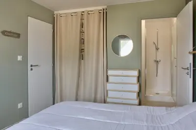 Un ou plusieurs lits dans un hébergement de l'établissement Maison pour 8 avec jardin à 1km de la plage