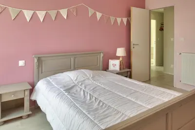 Un ou plusieurs lits dans un hébergement de l'établissement Maison pour 8 avec jardin à 1km de la plage
