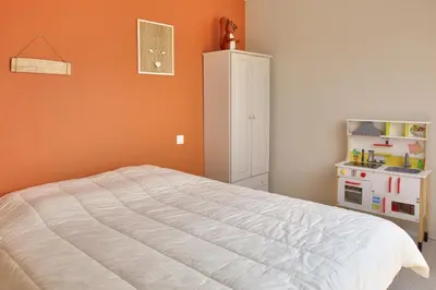 Un ou plusieurs lits dans un hébergement de l'établissement Maison pour 8 avec jardin à 1km de la plage