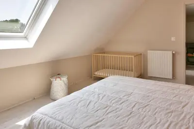 Un ou plusieurs lits dans un hébergement de l'établissement Maison pour 8 avec jardin à 1km de la plage