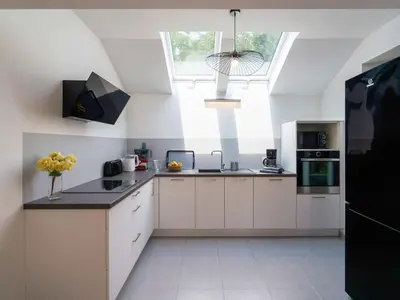 Cuisine ou kitchenette dans l'établissement Holiday Home Penhors by Interhome