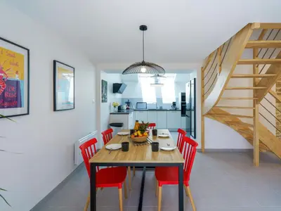 Cuisine ou kitchenette dans l'établissement Holiday Home Penhors by Interhome