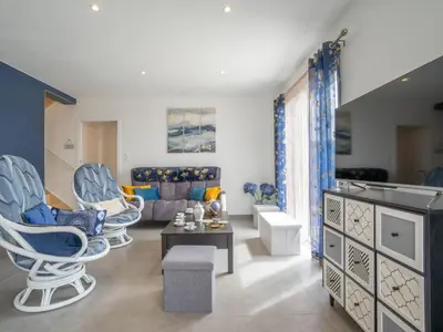 Coin salon dans l'établissement Holiday Home Les Agapanthes by Interhome