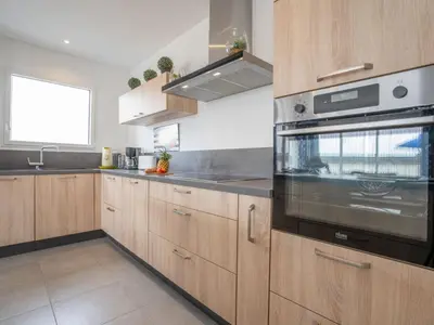 Cuisine ou kitchenette dans l'établissement Holiday Home Les Agapanthes by Interhome