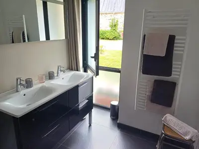 Salle de bains dans l'établissement Maison 2 Graines