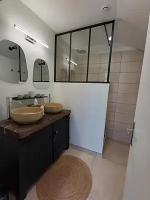 Salle de bains dans l'établissement Maison 2 Graines