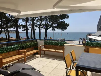 Vue générale sur la mer ou vue sur la mer prise depuis l'appartement