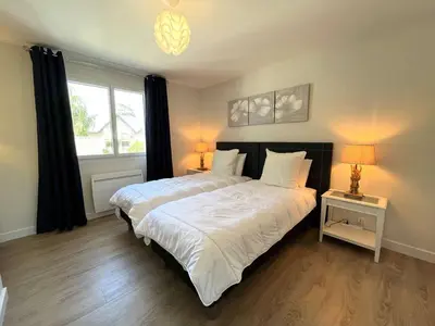 Un ou plusieurs lits dans un hébergement de l'établissement Bénodet: appartement avec terrasse, proche plage, thalasso et restaurants - FR-1-481-147