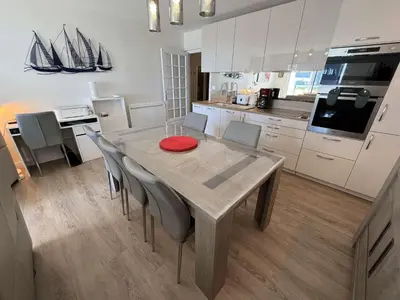 Cuisine ou kitchenette dans l'établissement Bénodet: appartement avec terrasse, proche plage, thalasso et restaurants - FR-1-481-147