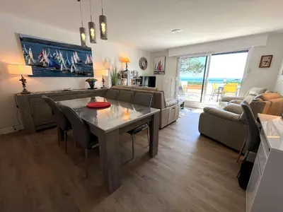 Coin salon dans l'établissement Bénodet: appartement avec terrasse, proche plage, thalasso et restaurants - FR-1-481-147