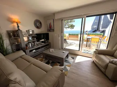 Coin salon dans l'établissement Bénodet: appartement avec terrasse, proche plage, thalasso et restaurants - FR-1-481-147