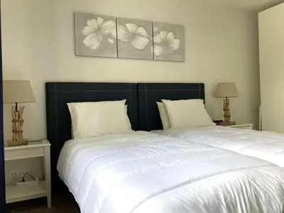 Un ou plusieurs lits dans un hébergement de l'établissement Bénodet: appartement avec terrasse, proche plage, thalasso et restaurants - FR-1-481-147