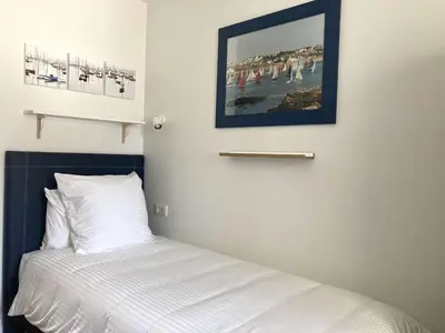 Un ou plusieurs lits dans un hébergement de l'établissement Bénodet: appartement avec terrasse, proche plage, thalasso et restaurants - FR-1-481-147