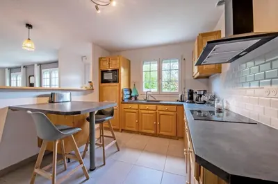 Cuisine ou kitchenette dans l'établissement Maison spacieuse avec spa , sauna au pays des Abers ,10 min des plages Bretagne