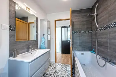 Salle de bains dans l'établissement Maison spacieuse avec spa , sauna au pays des Abers ,10 min des plages Bretagne