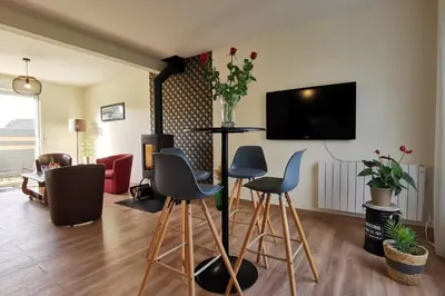Télévision ou salle de divertissement dans l'établissement Maison spacieuse avec spa , sauna au pays des Abers ,10 min des plages Bretagne