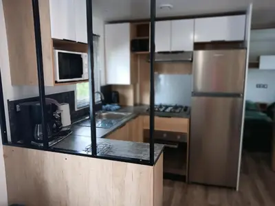 Cuisine ou kitchenette dans l'établissement pont aven mobile hom