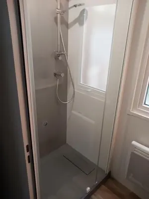 Salle de bains dans l'établissement pont aven mobile hom