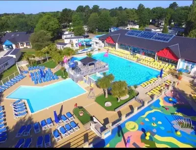 Piscine de l'établissement pont aven mobile hom ou située à proximité