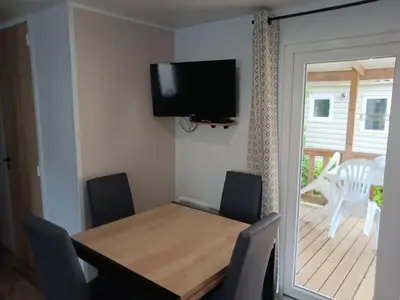Télévision ou salle de divertissement dans l'établissement pont aven mobile hom