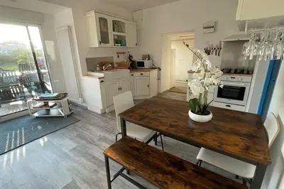 Cuisine ou kitchenette dans l'établissement Logement pour 4 idéal GR34