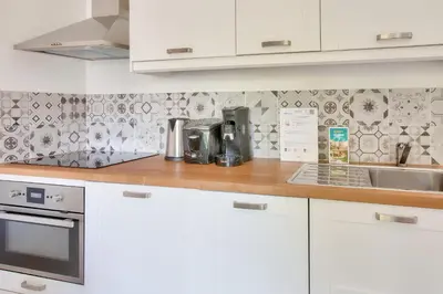 Cuisine ou kitchenette dans l'établissement 400m plage de la Cale de Beg Meil, cocon pour 2