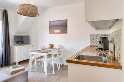 Cuisine ou kitchenette dans l'établissement 400m plage de la Cale de Beg Meil, cocon pour 2