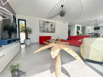 Télévision ou salle de divertissement dans l'établissement VILLA TROPICALE - Piscine Chauffée - Plages à 5 min - 3 chambres