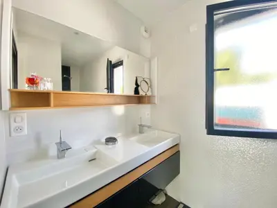 Salle de bains dans l'établissement VILLA TROPICALE - Piscine Chauffée - Plages à 5 min - 3 chambres