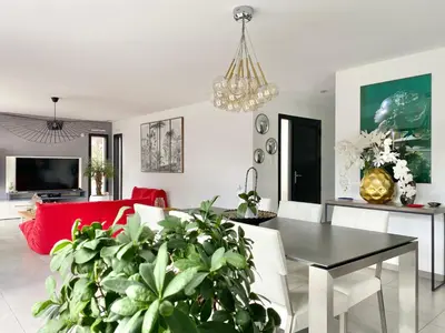 Télévision ou salle de divertissement dans l'établissement VILLA TROPICALE - Piscine Chauffée - Plages à 5 min - 3 chambres