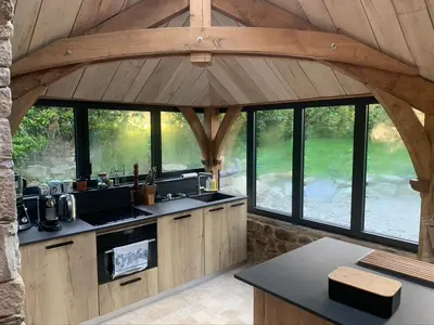 Cuisine ou kitchenette dans l'établissement Ty Grannec, écolodge de charme classé trois étoiles