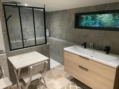 Salle de bains dans l'établissement Ty Grannec, écolodge de charme classé trois étoiles