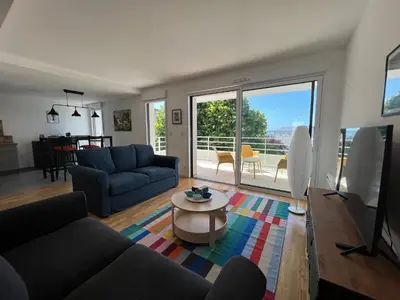 Télévision ou salle de divertissement dans l'établissement Appartement vue mer
