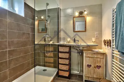 Salle de bains dans l'établissement LocaLise - M26 - Ty Vakansou - Maison avec jardin au Guilvinec - Tout à pied, plage, port, centre - Wifi inclus - Draps inclus - Animaux non admis