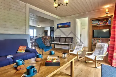 Coin salon dans l'établissement LocaLise - M26 - Ty Vakansou - Maison avec jardin au Guilvinec - Tout à pied, plage, port, centre - Wifi inclus - Draps inclus - Animaux non admis
