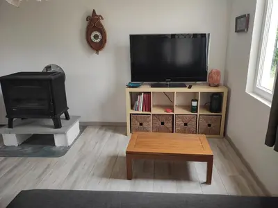 Télévision ou salle de divertissement dans l'établissement maisonnette pêcheur Bertheaume
