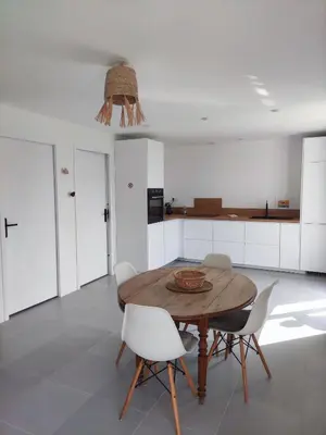 Cuisine ou kitchenette dans l'établissement maison neuve 4 ou 5 personnes Kerguen