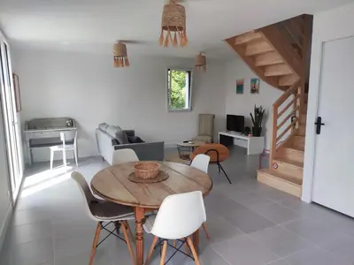Télévision ou salle de divertissement dans l'établissement maison neuve 4 ou 5 personnes Kerguen