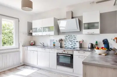Cuisine ou kitchenette dans l'établissement Grands espaces à Plovan - 6 Personnes