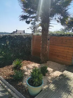 Jardin de l'établissement Piscine chauffée, Vue Phare St Mathieu, 100 m plage du Bilou, proximité immédiate Gr34