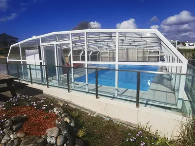 Piscine de l'établissement Piscine chauffée, Vue Phare St Mathieu, 100 m plage du Bilou, proximité immédiate Gr34 ou située à proximité