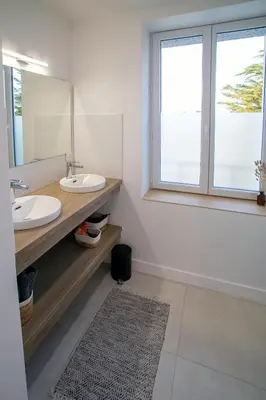 Salle de bains dans l'établissement Ty Meham, à 700m de la plage et Meneham, grand terrain calme