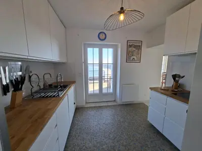 Cuisine ou kitchenette dans l'établissement Maison Familiale Locquirec -Vue Mer - 6 chambres - 11personnes - Bretagne - Finistère Nord