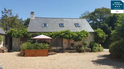 Jardin de l'établissement Gite Les Glycines 4 à 5 Personnes du samedi au samedi