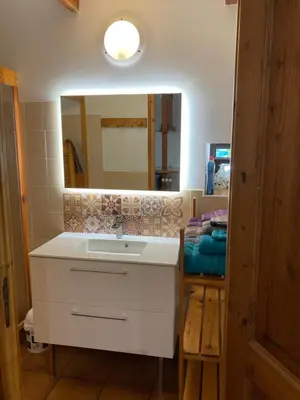 Salle de bains dans l'établissement Gite Les Glycines 4 à 5 Personnes du samedi au samedi